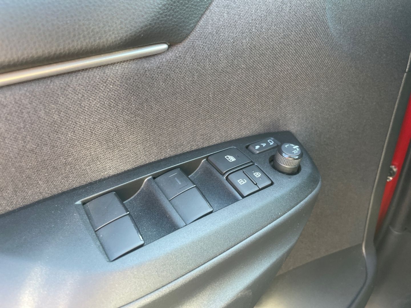 Toyota Yaris Hybrid 1.5 Style *LED*HUD*Navi*Teilleder*