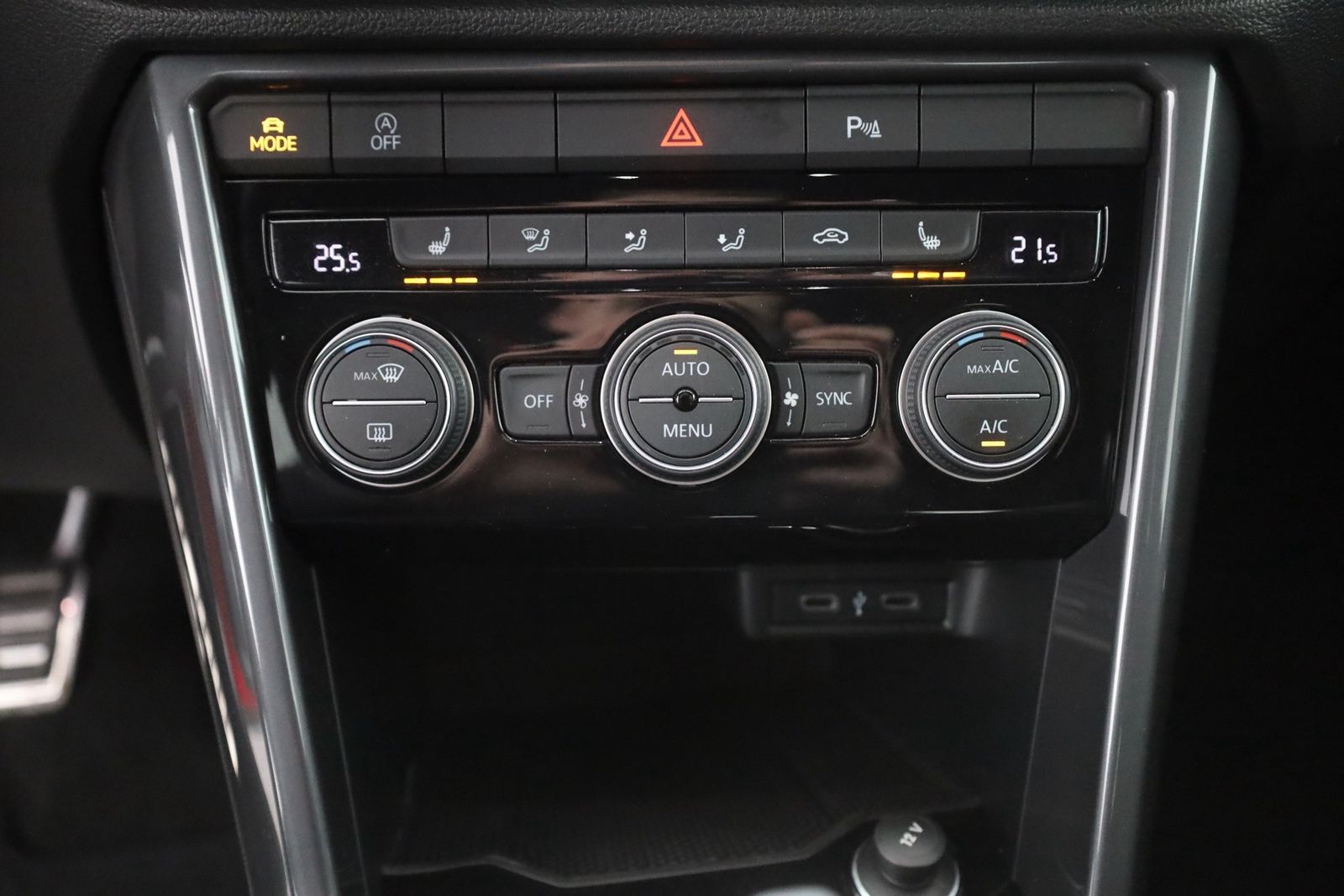 Volkswagen T-Roc 1.5 TSI DSG Sport - Samsaru's Car Outlet