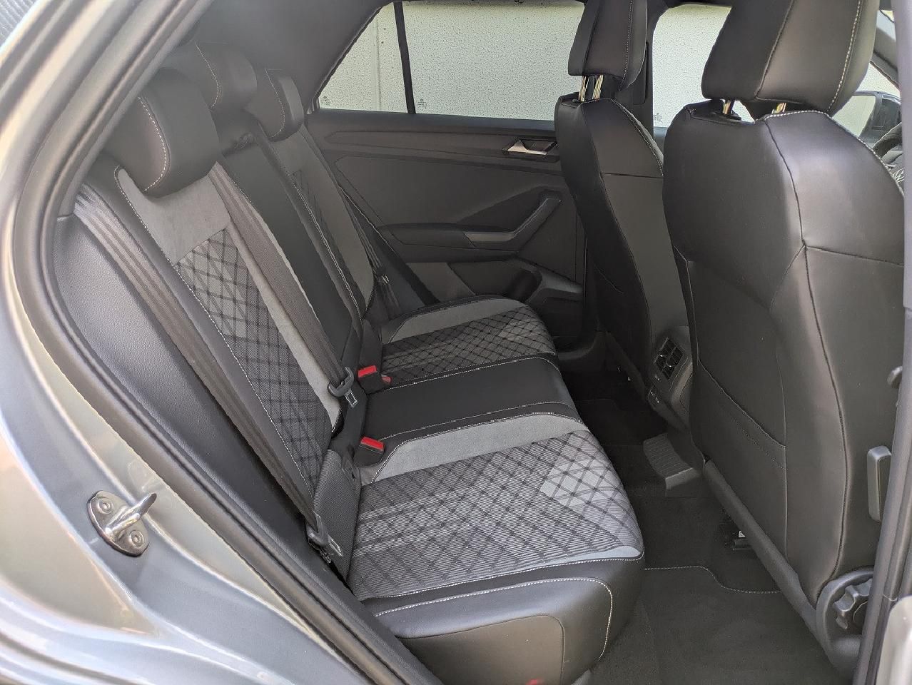 Volkswagen T-Roc 1.5 TSI R-Line DSG - Samsaru's Car Outlet