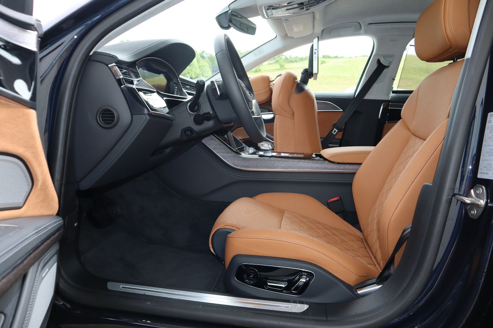 Audi A8L 55 TFSI lang - Samsaru's Car Outlet