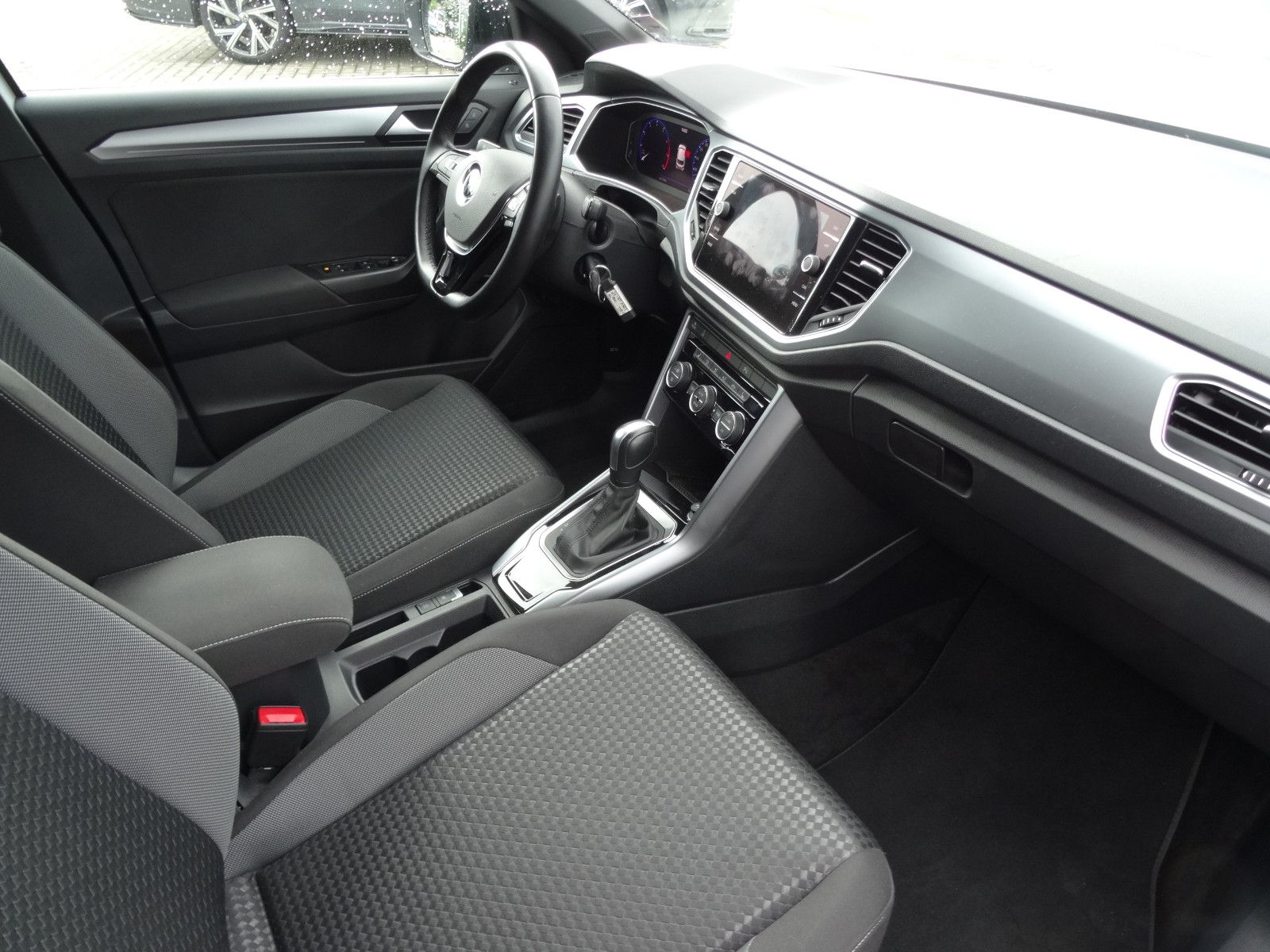 Volkswagen T-Roc 1.5 TSI DSG ACTIVE - Samsaru's Car Outlet