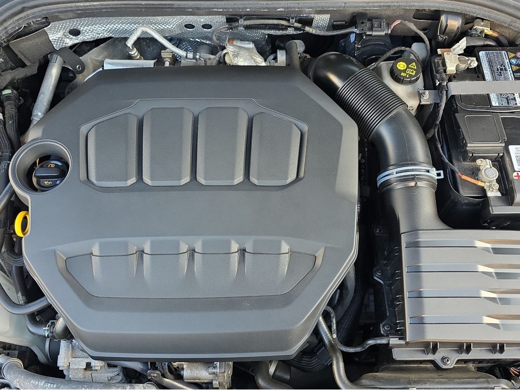 Volkswagen Golf VIII R Variant 2.0 TSI 4Motion HUD AHK PANO