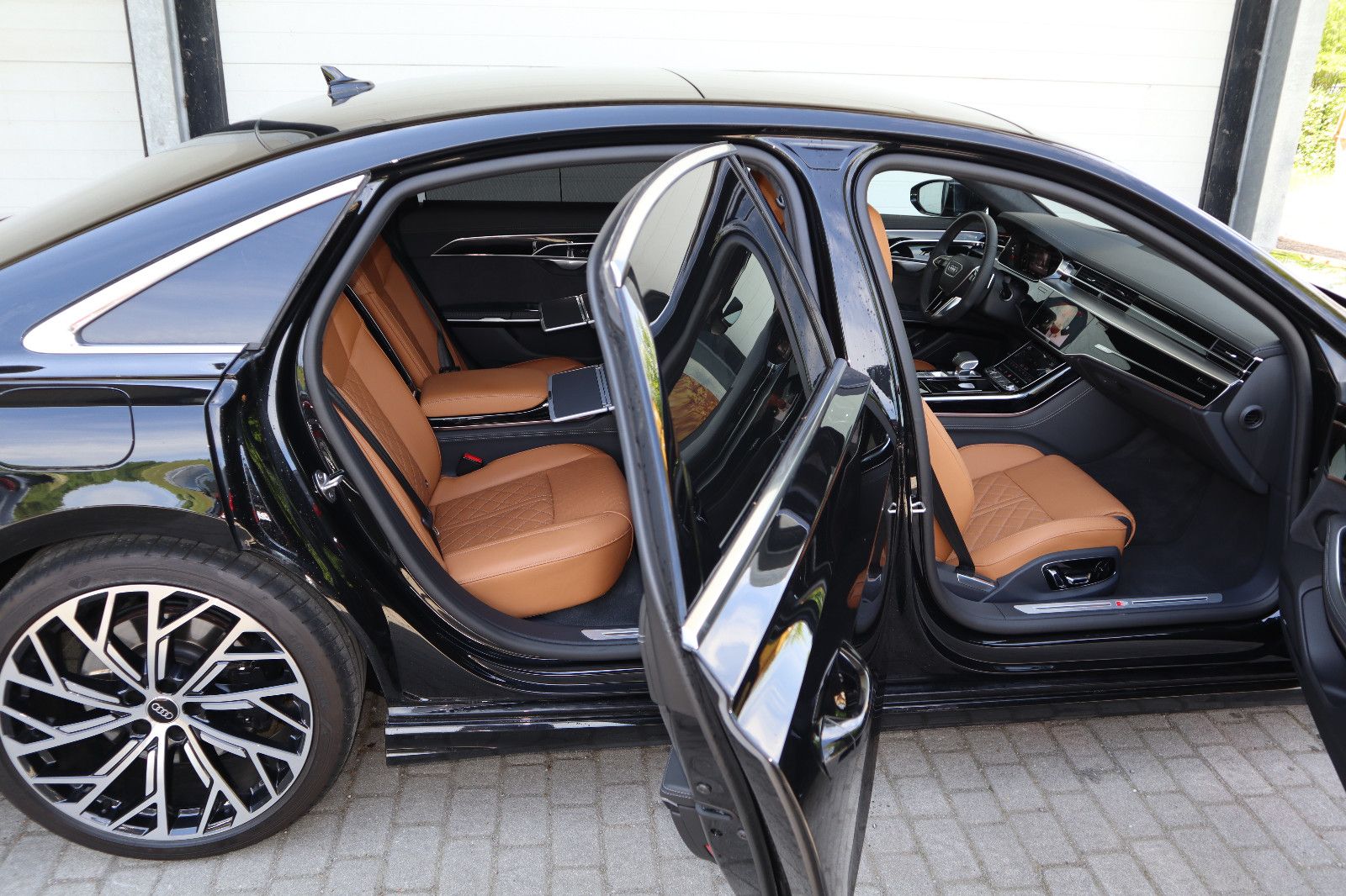 Audi A8L 60 TFSIe lang S-Line - Samsaru's Car Outlet
