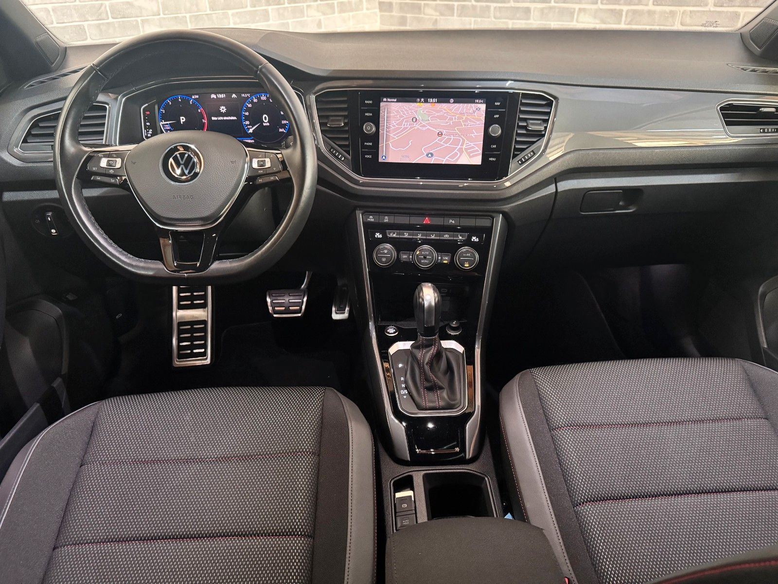 Volkswagen T-Roc Sport 1.5 TSI ACT - Samsaru's Car Outlet