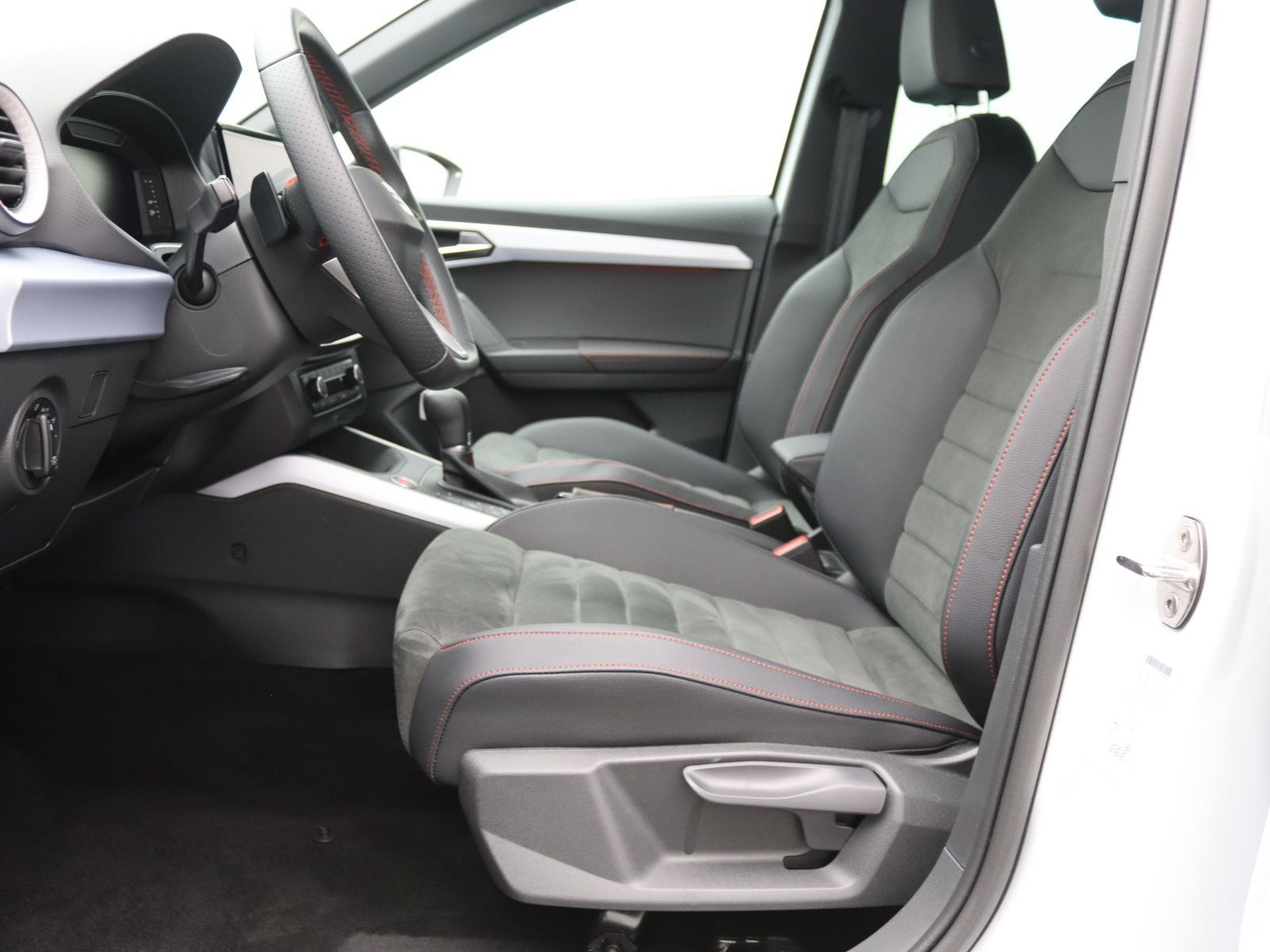 Seat Arona FR 1.5 TSI DSG / Navi, FullLink, AHK, LED