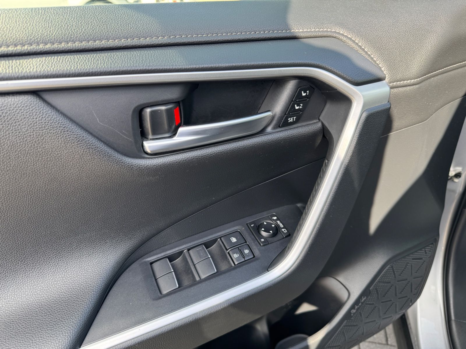 Toyota RAV 4 RAV4 Hybrid 4x4 Lounge - Samsaru's Car Outlet