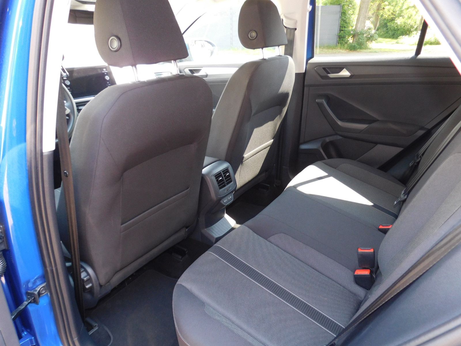 Volkswagen T-Roc Life DSG - Samsaru's Car Outlet