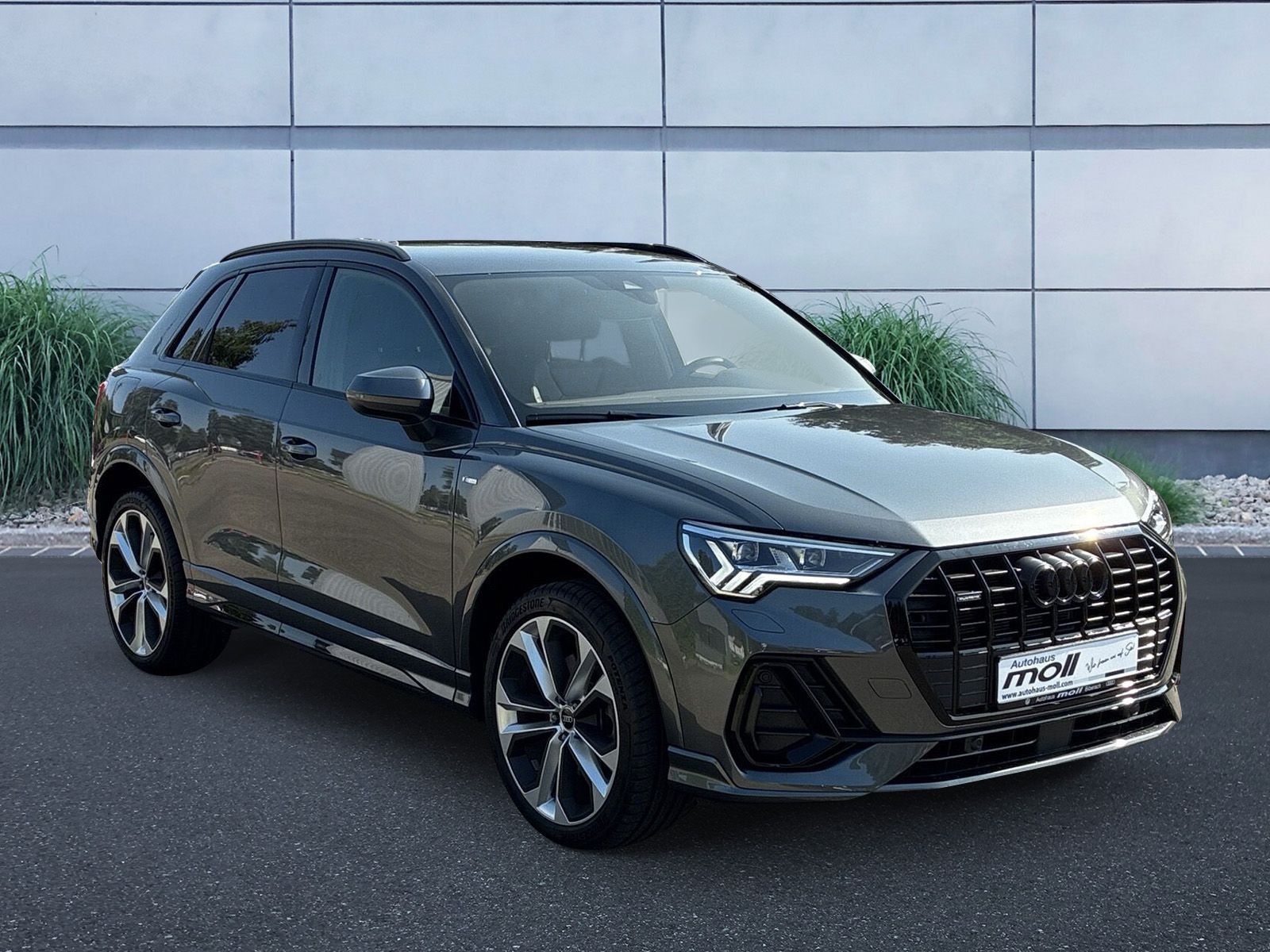 Audi Q3 40 TFSI quattro S line - Samsaru's Car Outlet