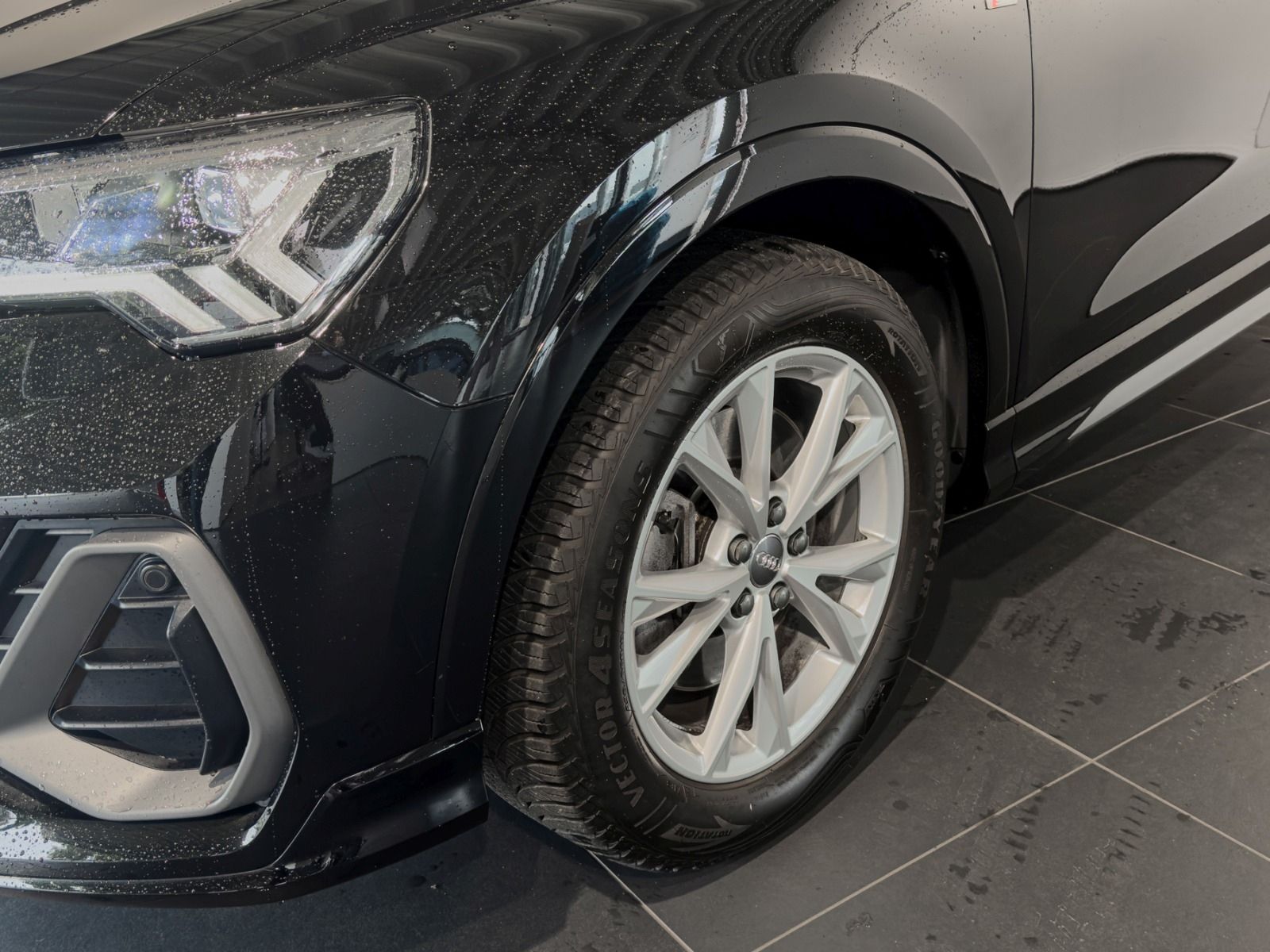 Audi Q3 40 TFSI QUATTRO S-Line - Samsaru's Car Outlet