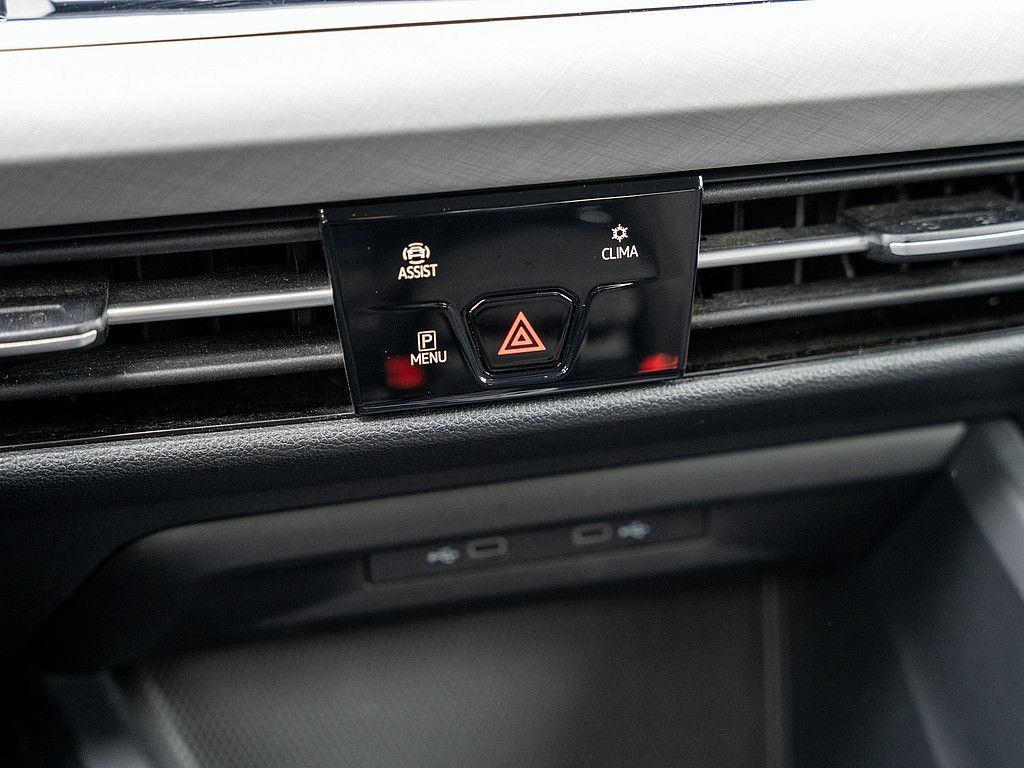 Volkswagen Golf VIII 1.0 eTSI Life - Samsaru's Car Outlet