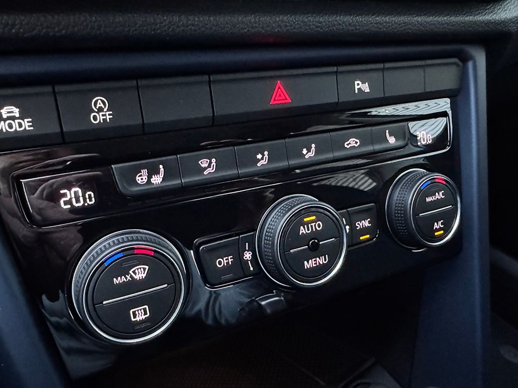 Volkswagen T-Roc 1.5 TSI DSG R-LINE - Samsaru's Car Outlet