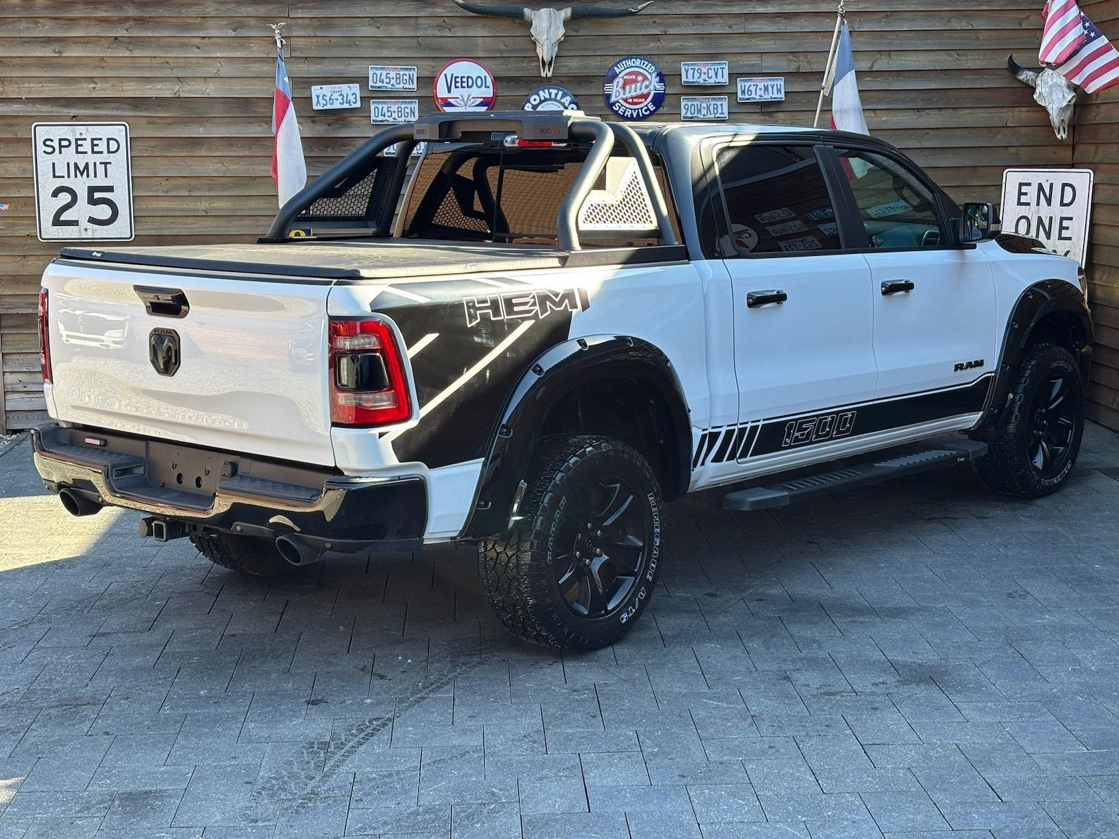 Dodge RAM 1500 Laramie 5.7L 12Zoll Display 4x4 AHK