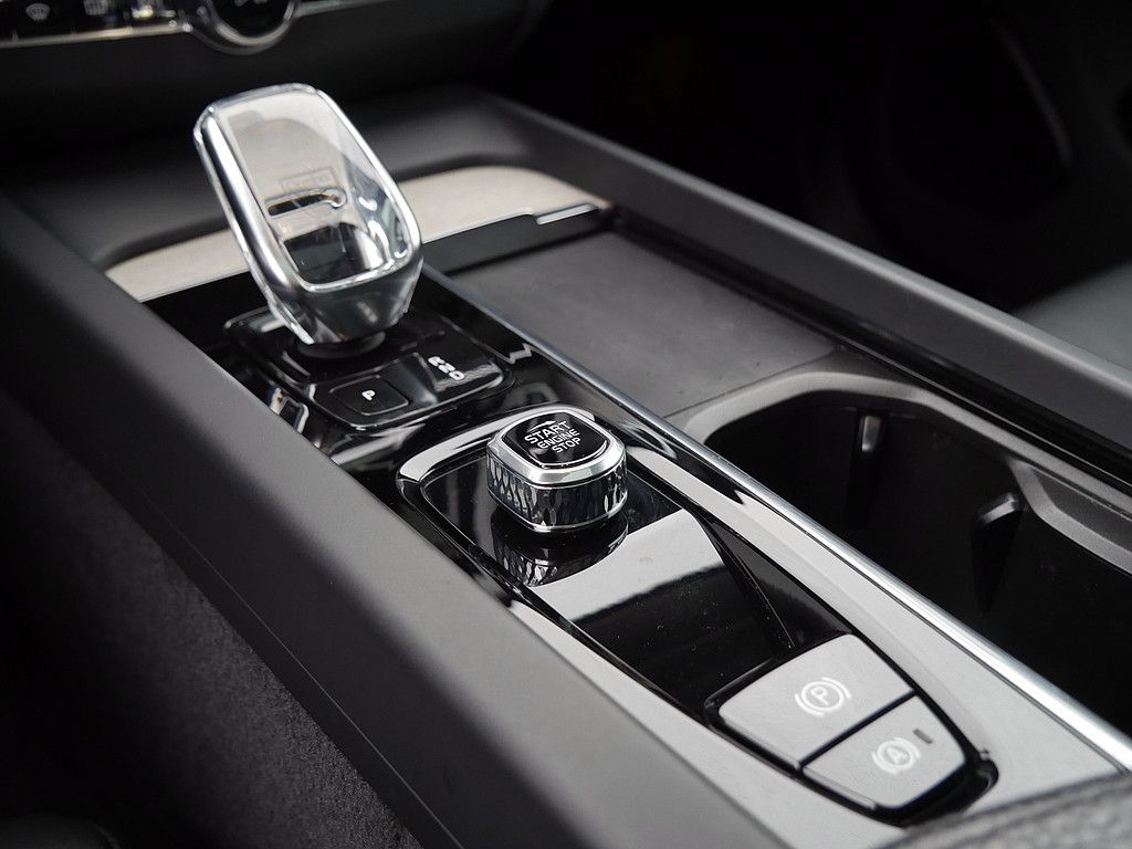 Volvo XC60 T8 Recharge Inscription FACEL. STANDHZ LED