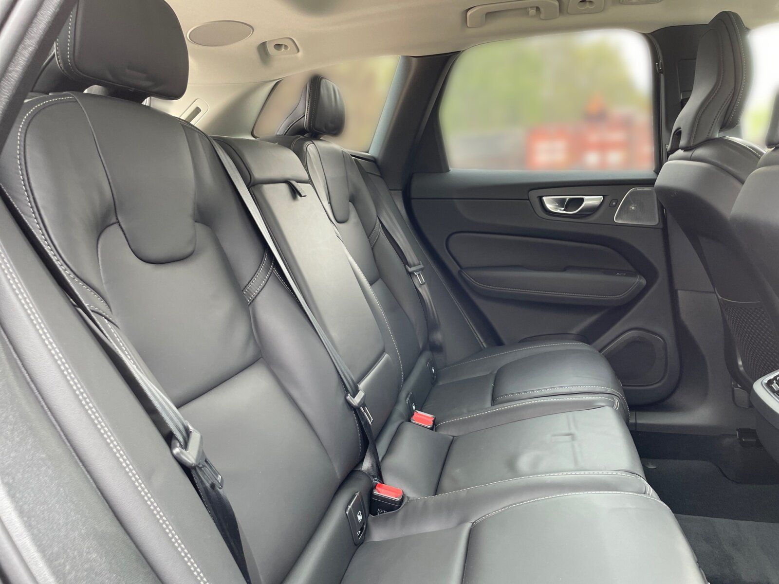 Volvo XC60 B5 Benzin AWD Ultimate Dark SHD+AHK+ALA