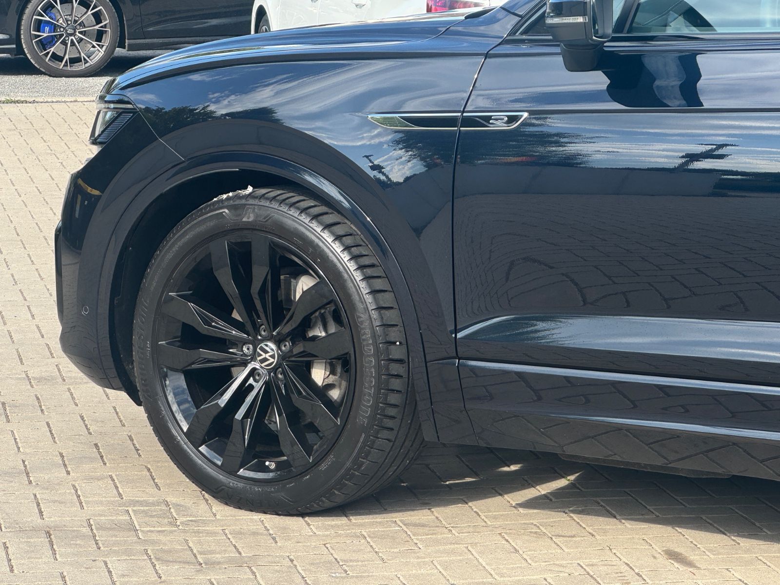 Volkswagen Touareg R-Line 4M Black - Samsaru's Car Outlet