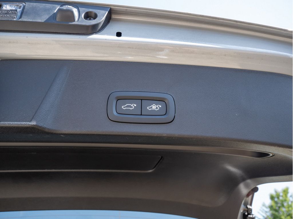 Volvo XC40 2.0 Plus Dark - Samsaru's Car Outlet