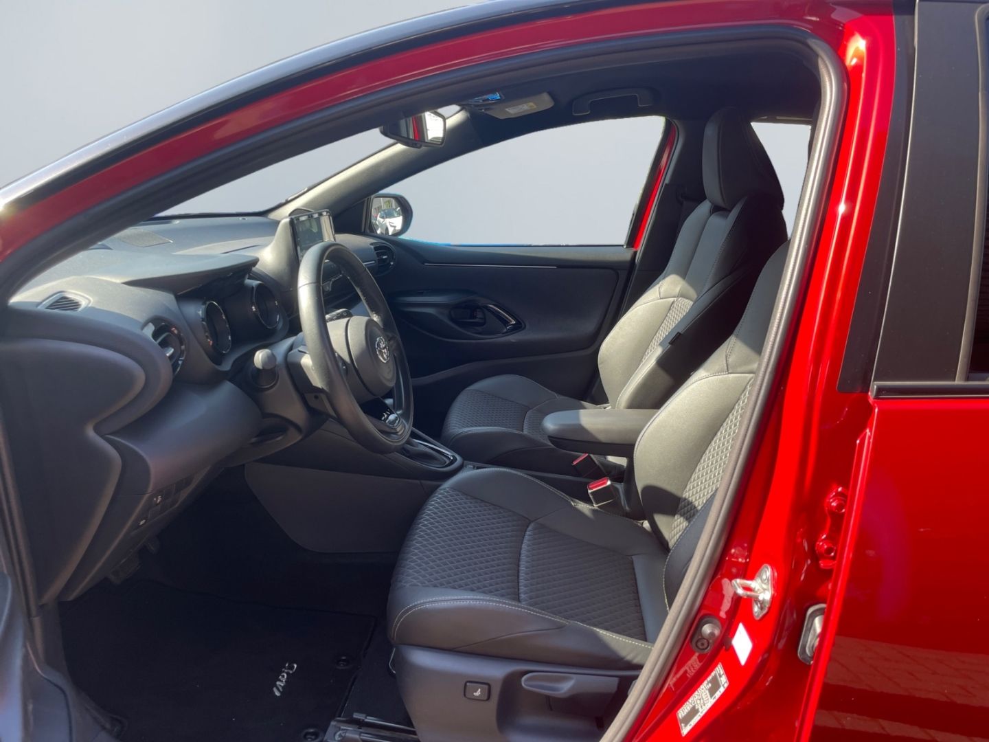Toyota Yaris Hybrid 1.5 Style *LED*HUD*Navi*Teilleder*