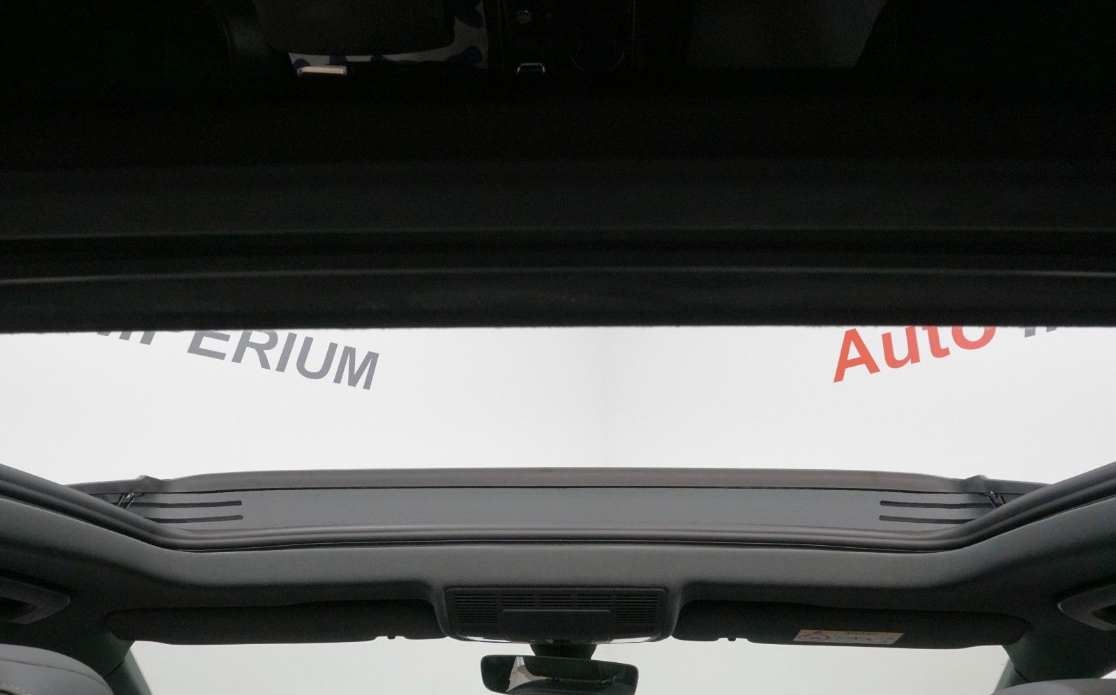 Volkswagen Touareg 3.0 TSI R-Line 4Motion - Samsaru's Car Outlet