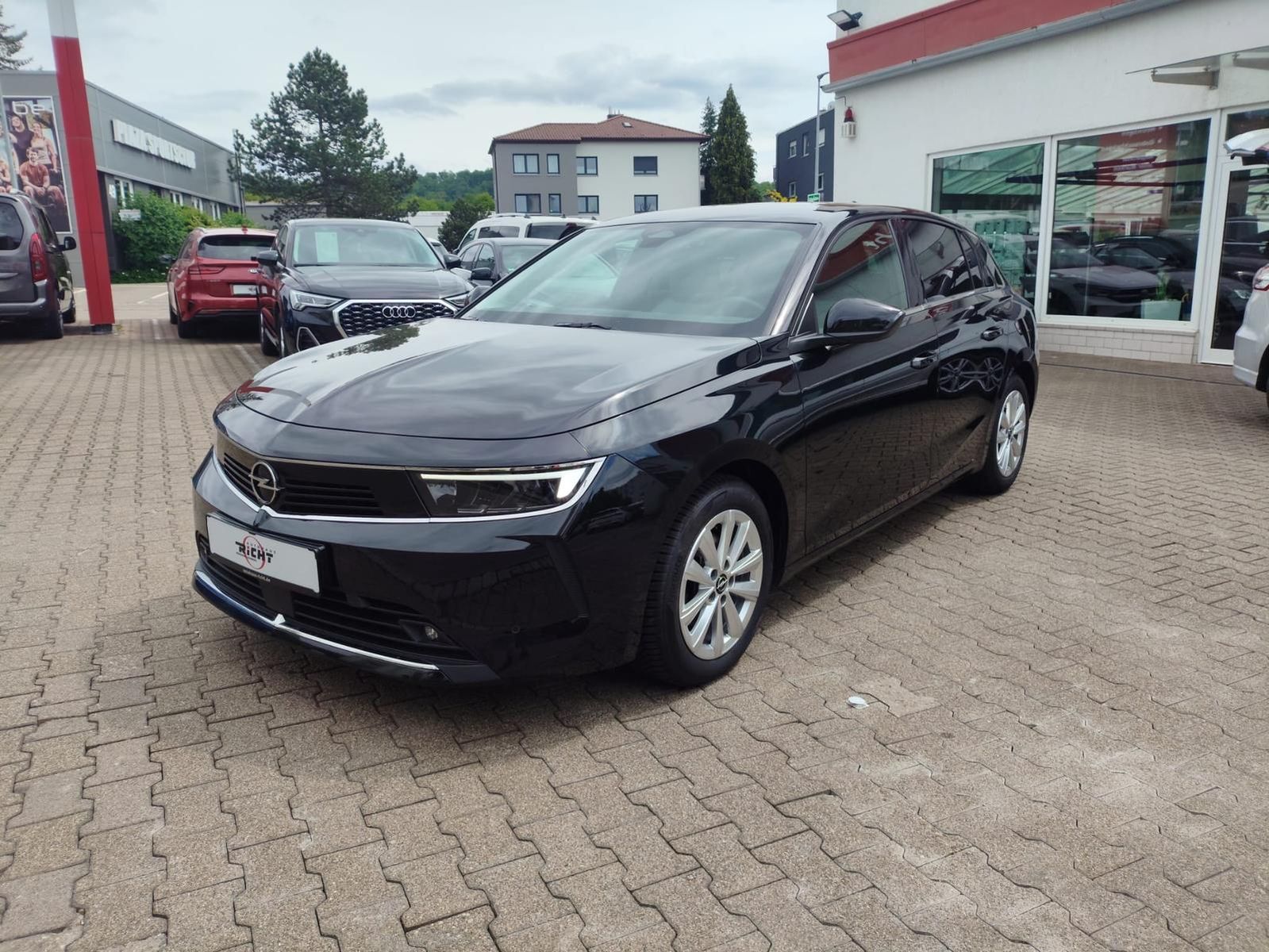 Opel Astra 1.2T Business Elegance - Samsaru's Car Outlet
