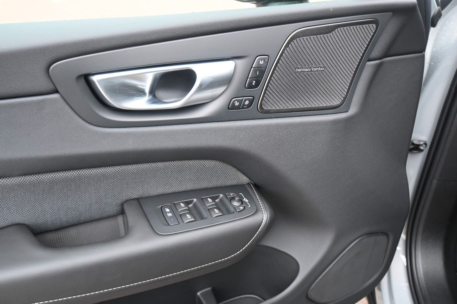 Volvo XC60 B5 Benzin AWD Plus Dark*FSHZG*360°*ACC*AHK