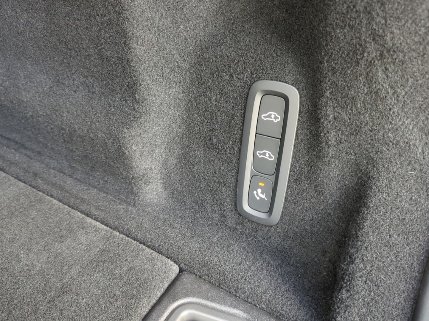 Volvo XC60 B4 AWD Ultimate Dark *Luft*AHK*SH*BLIS*360*