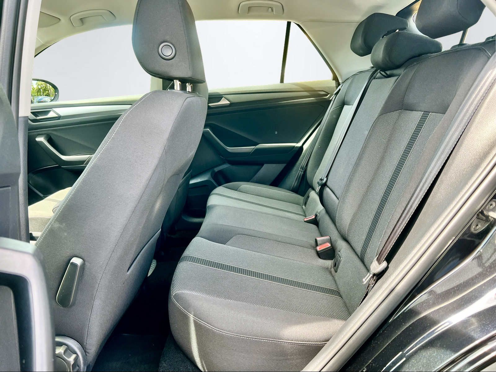Volkswagen T-Roc LIFE - Samsaru's Car Outlet