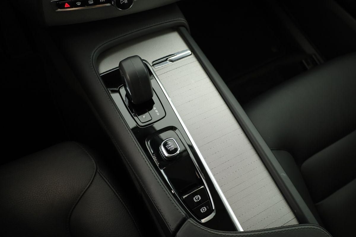 Volvo XC90 B5 AWD Core 7S LED Navi SHZ ACC Kam 20" AHK