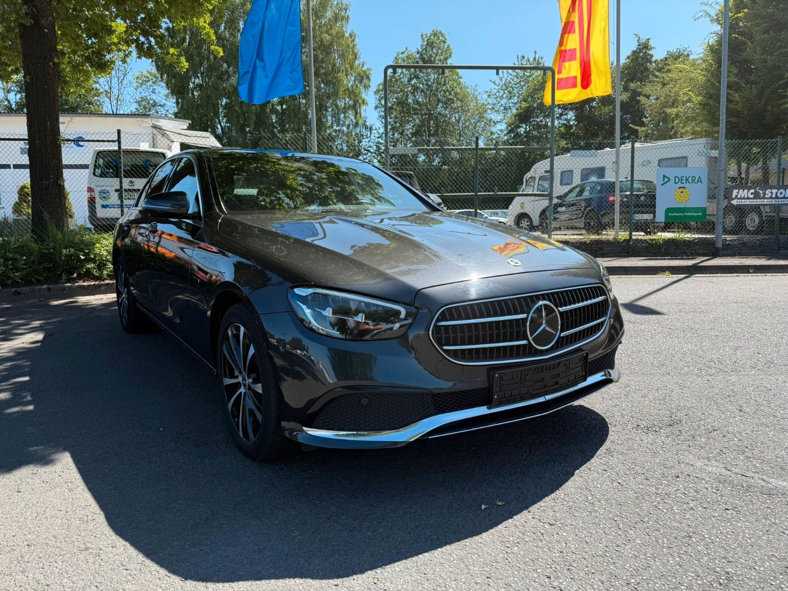 Mercedes-Benz E-Klasse 300E - Samsaru's Car Outlet