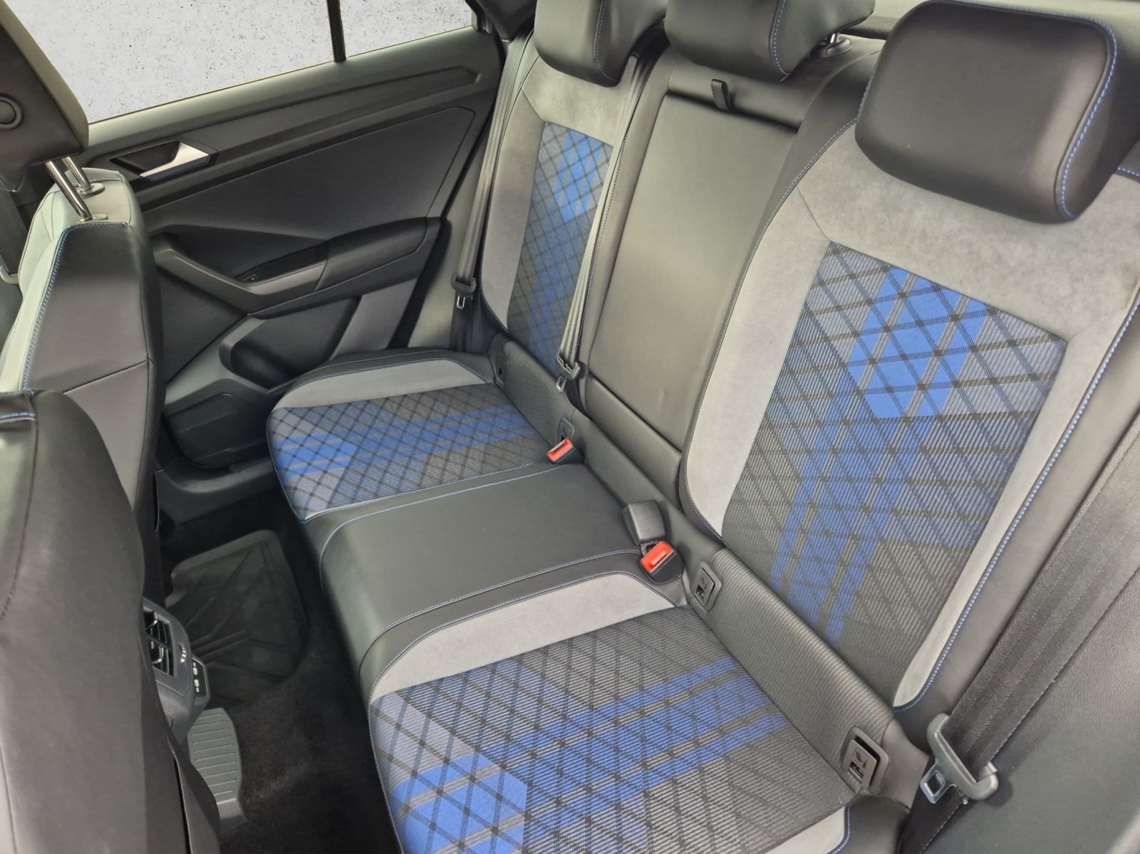 Volkswagen T-Roc R 2.0 TSI DSG 4M - Samsaru's Car Outlet
