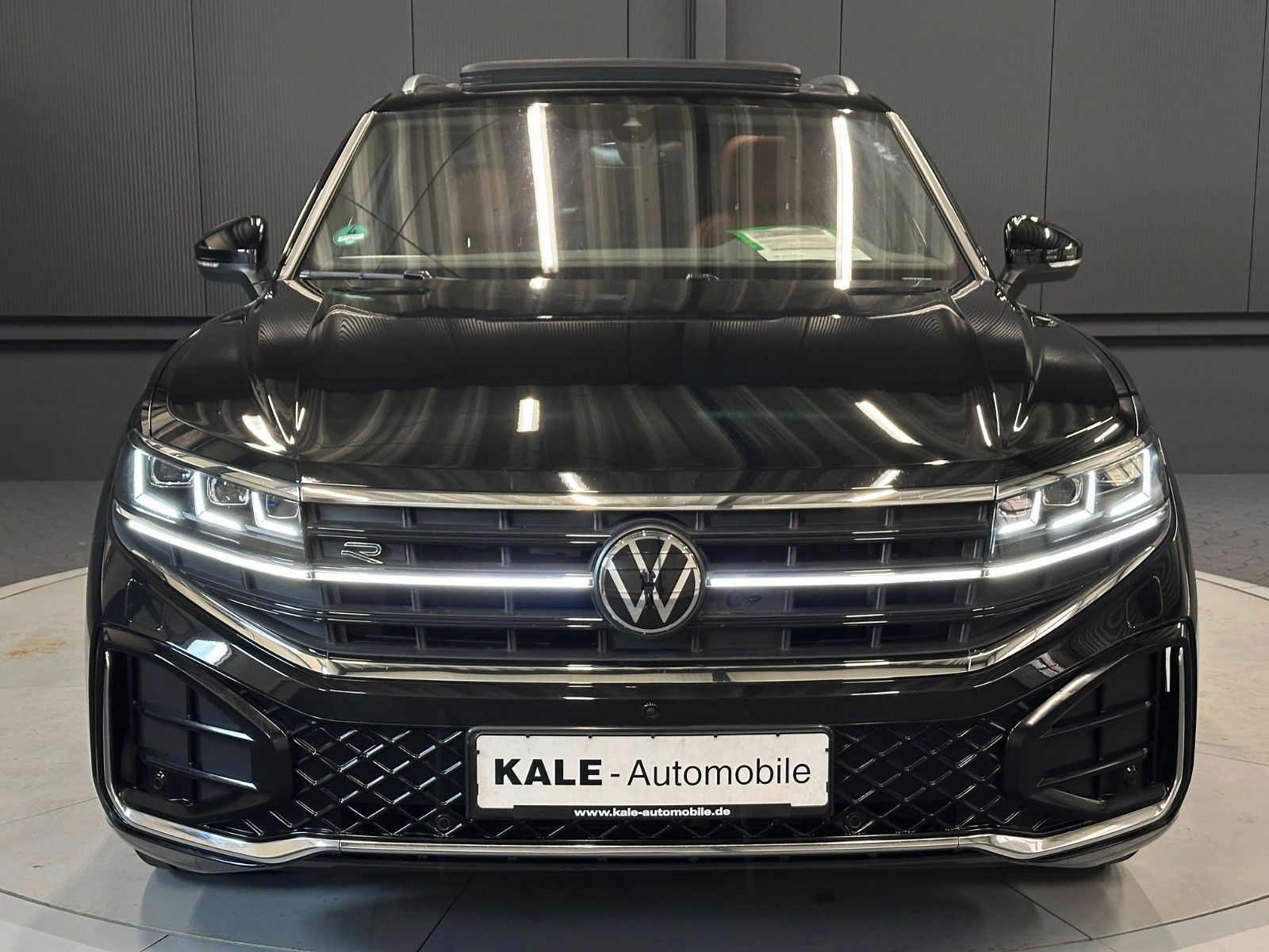 Volkswagen Touareg R-Line 4M - Samsaru's Car Outlet