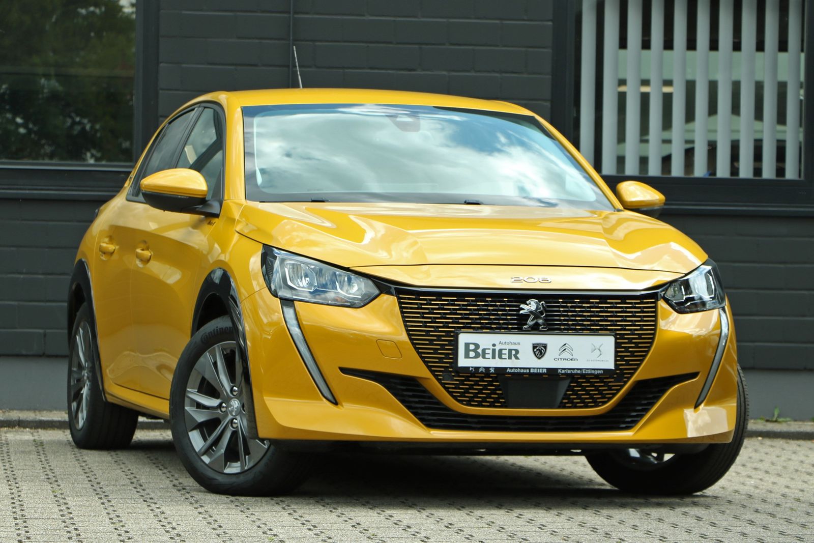 Peugeot E-208 e-Allure - Samsaru's Car Outlet