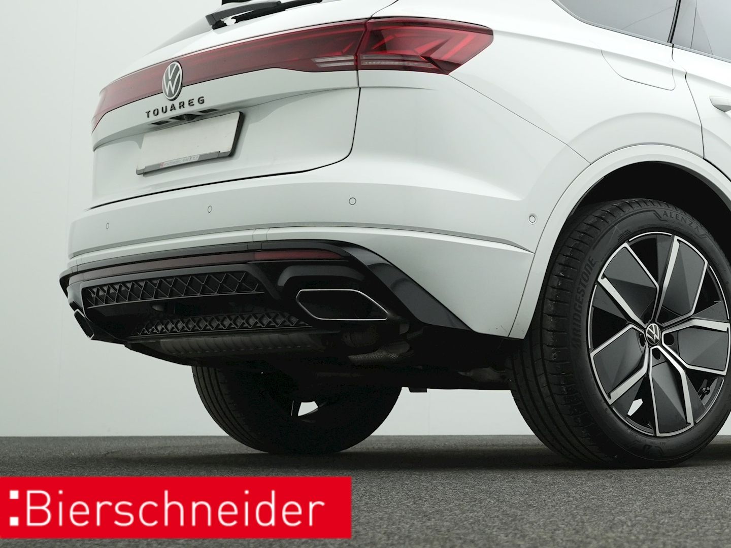 Volkswagen Touareg 3.0 TDI R-line Black - Samsaru's Car Outlet
