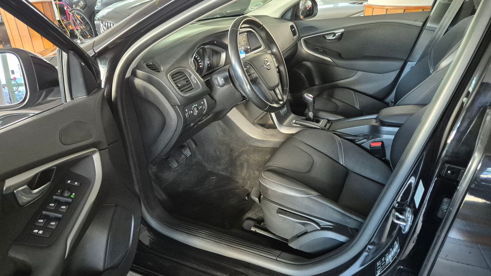 Volvo V40 Kinetic/LED/Navi/PTS/RFK/SHZ/Temp