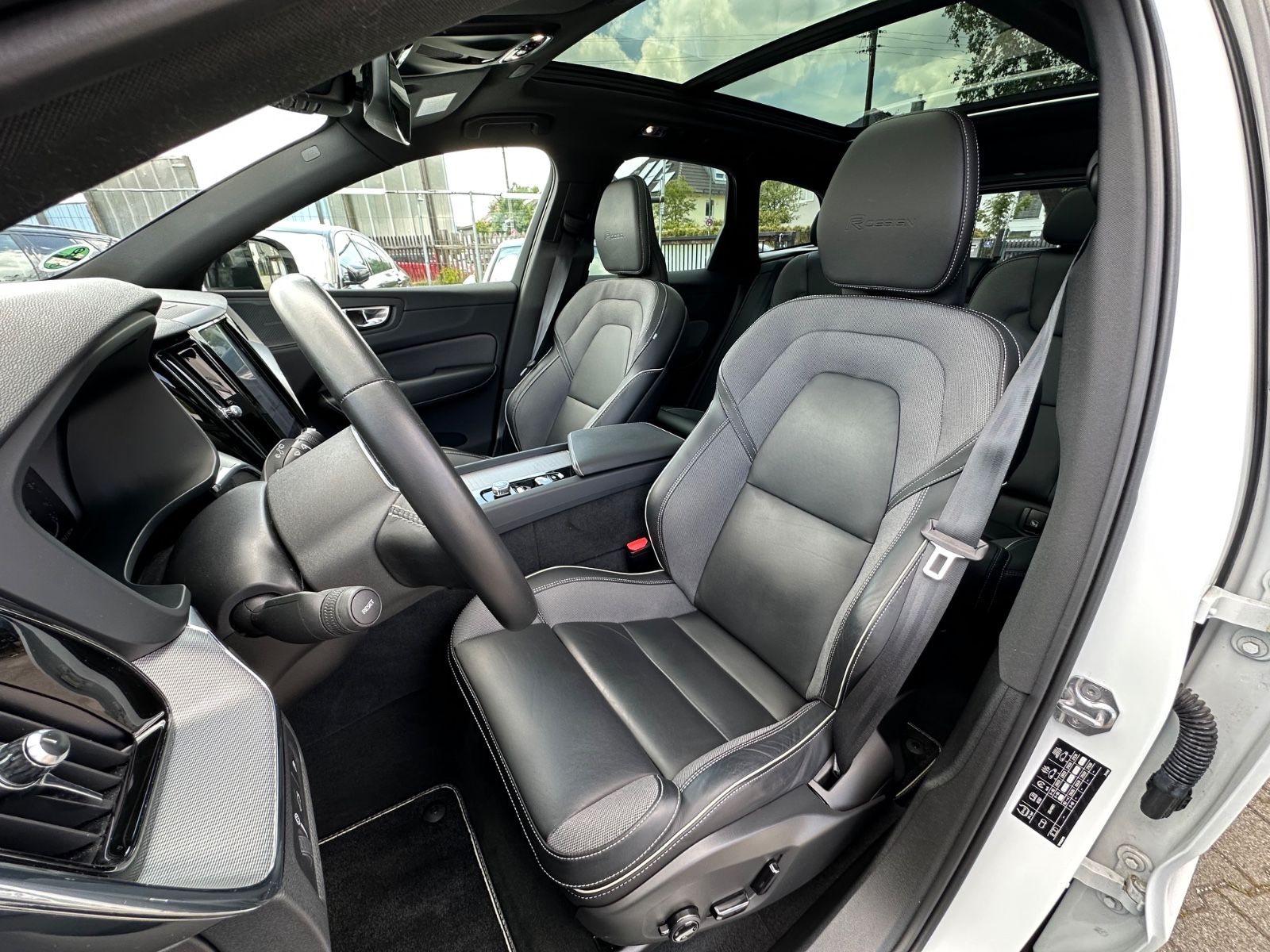 Volvo XC60 R Design T8 AWD Navi Pano HuD ACC AHK Leder