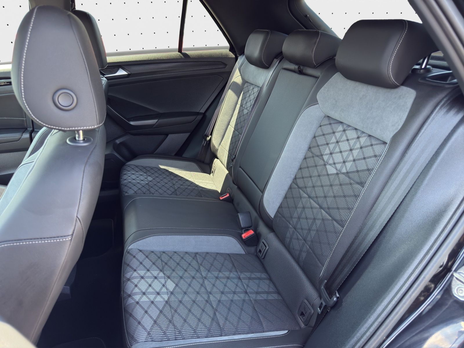 Volkswagen T-Roc 1.5 TSI DSG R-LINE - Samsaru's Car Outlet
