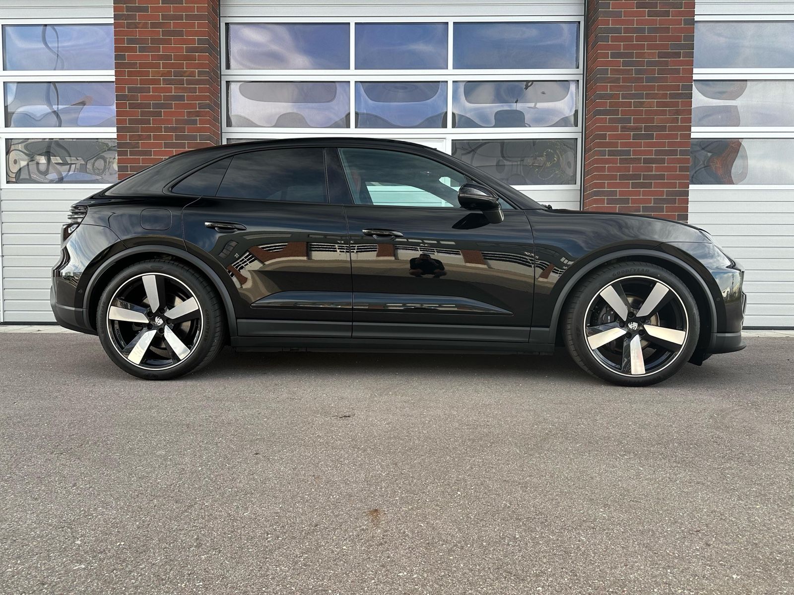 Porsche Macan 4 - Samsaru's Car Outlet