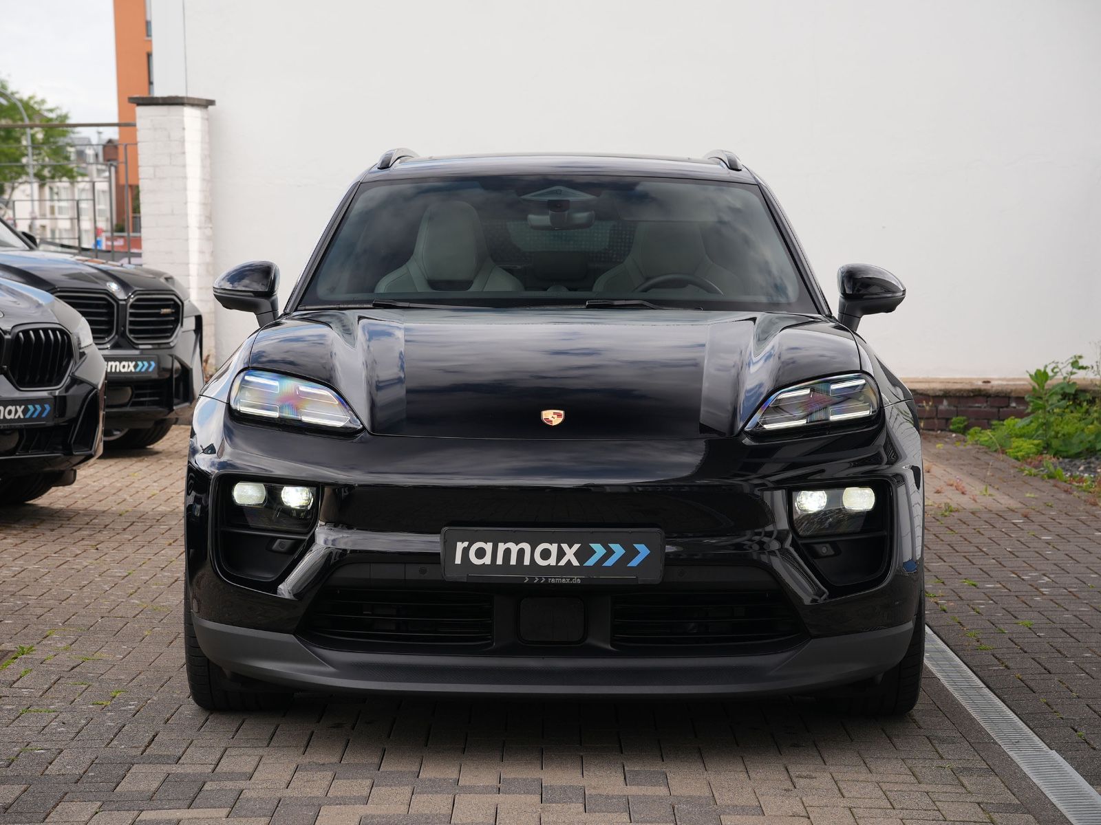 Porsche Macan 4 - Samsaru's Car Outlet