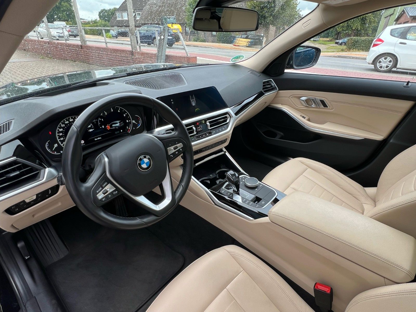 BMW 320i - Samsaru's Car Outlet