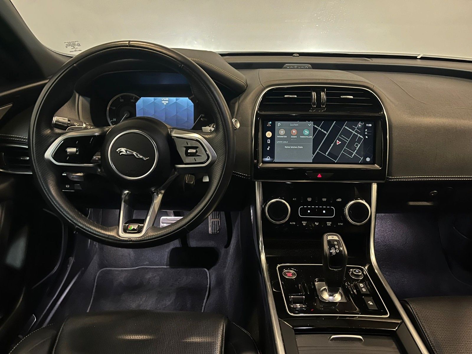 Jaguar XE P250 R-Dynamic Black *ACC-HuD-LED-360°*