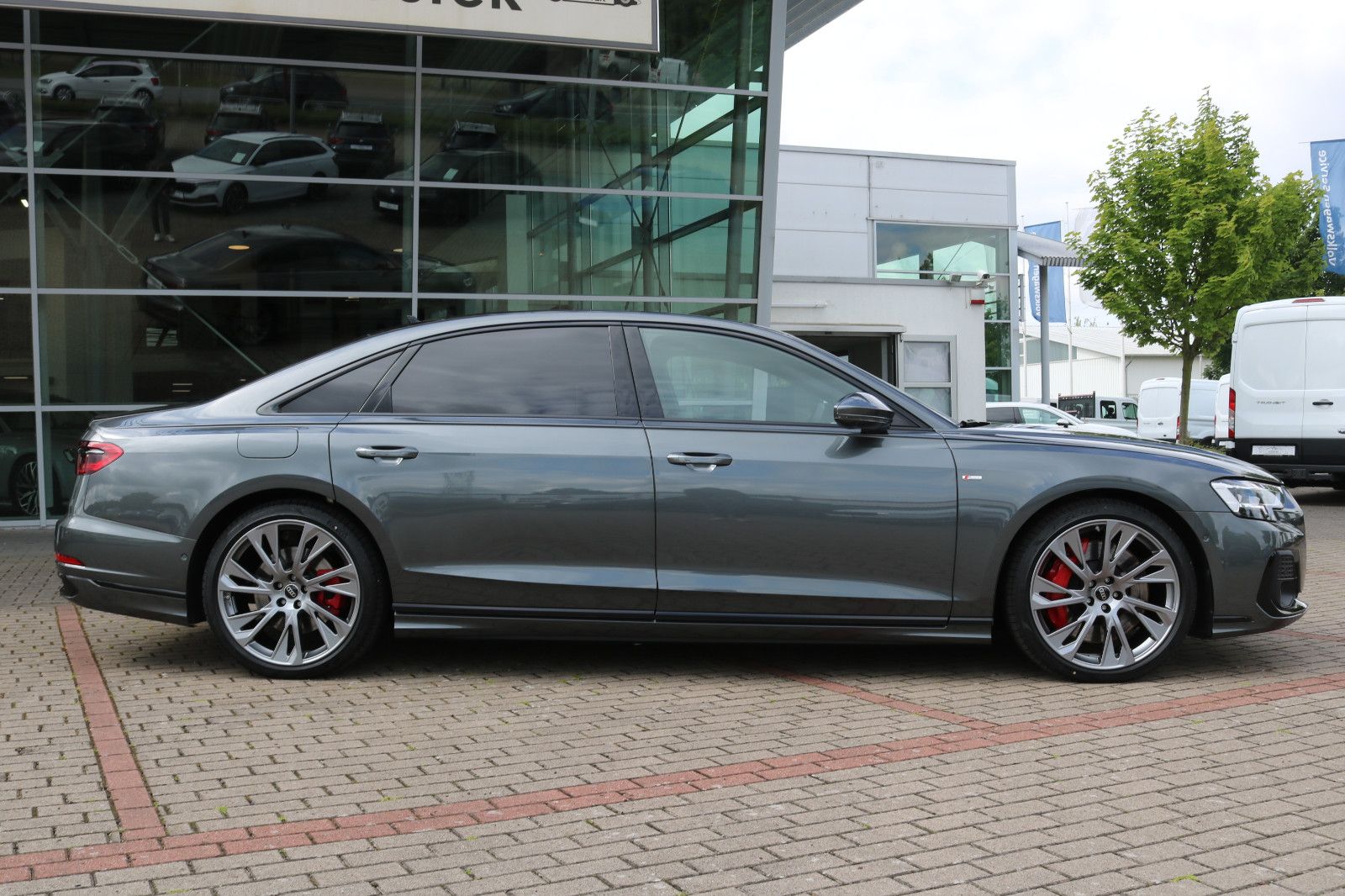 Audi A8 L 60 TFSI e Lang S line - Samsaru's Car Outlet