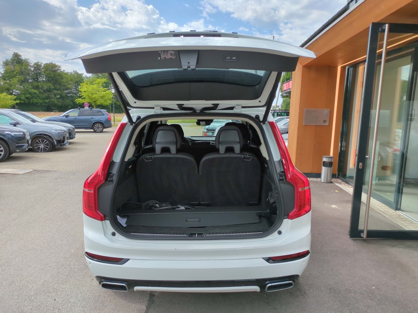 Volvo XC90 R Design Expression Recharge Plug-In Hybrid - Samsaru's Car Outlet