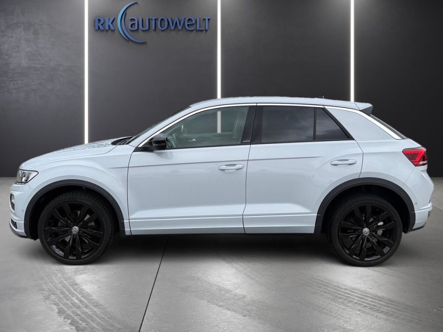 Volkswagen T-Roc IQ.DRIVE 1.5 TSI DSG - Samsaru's Car Outlet