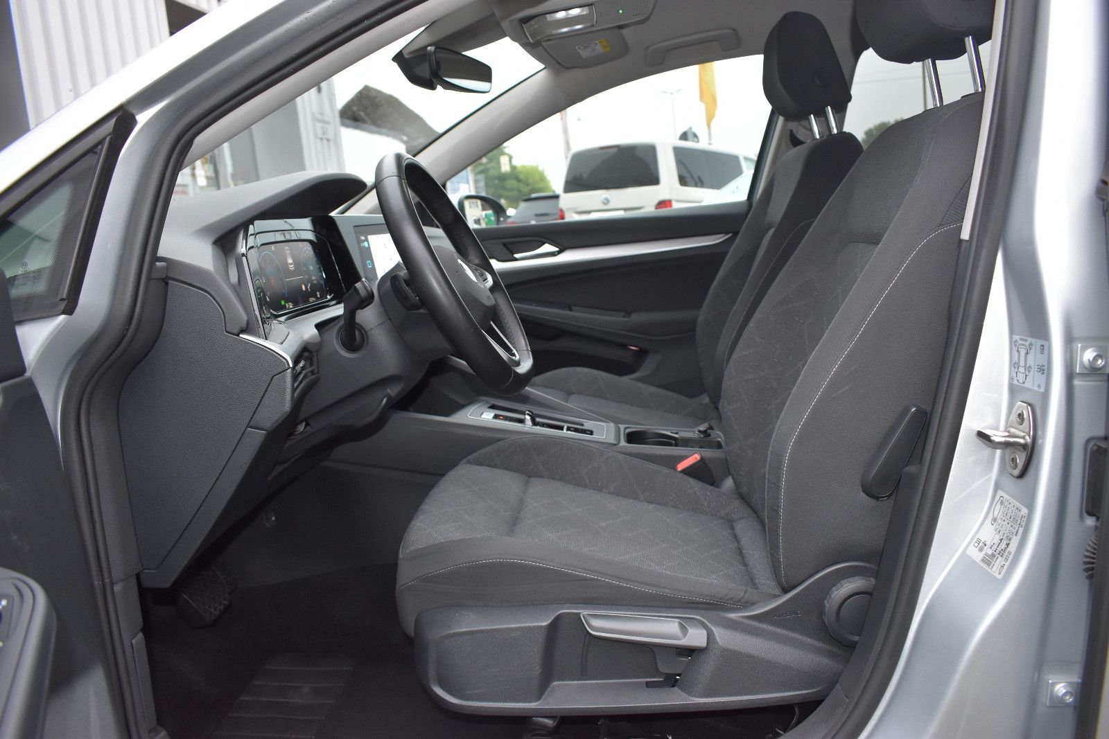 Volkswagen Golf VIII Life - Samsaru's Car Outlet