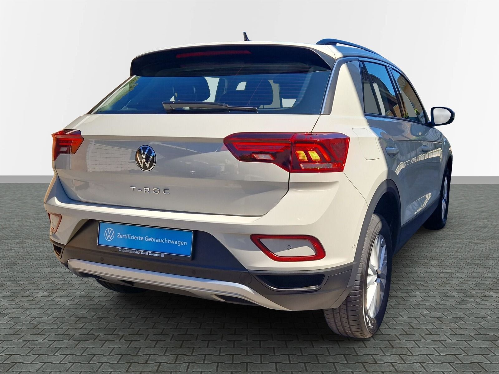 Volkswagen T-Roc Life - Samsaru's Car Outlet