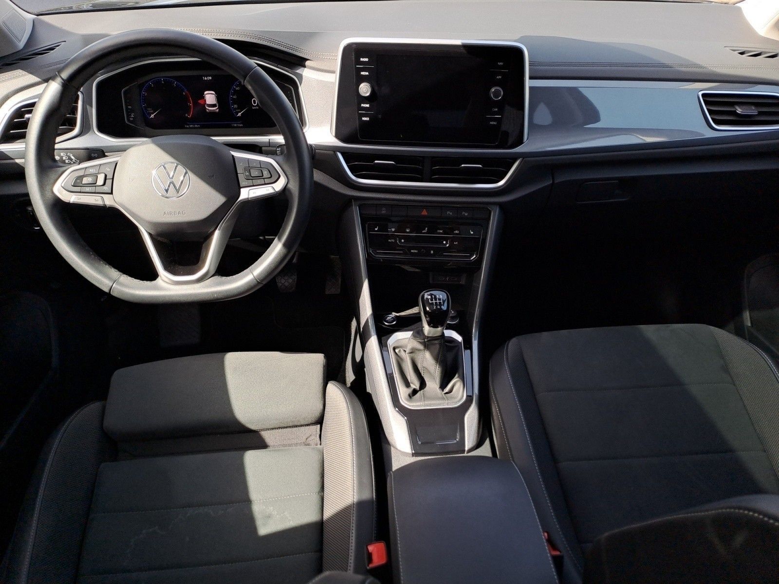 Volkswagen T-Roc 1.5 TSI *STYLE* - Samsaru's Car Outlet