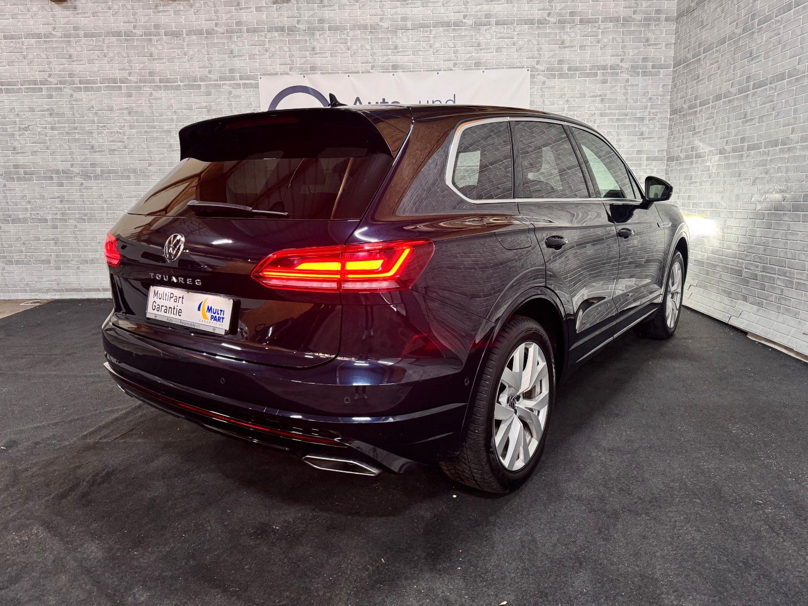 Volkswagen Touareg 3.0 TDI R-Line 4Motion - Samsaru's Car Outlet
