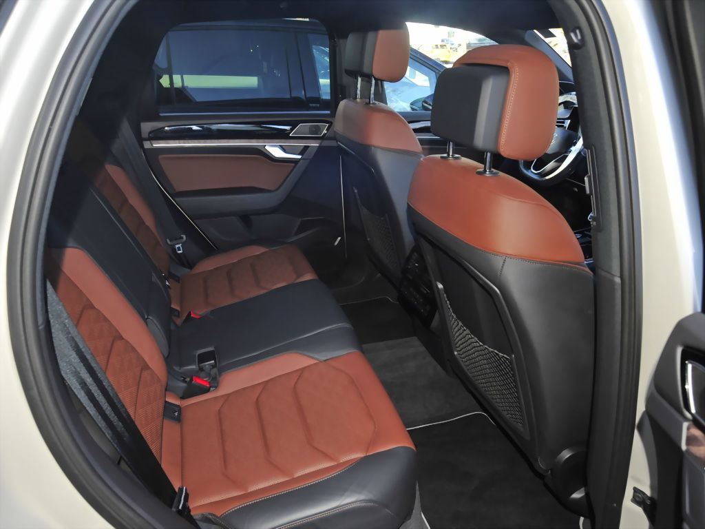 Volkswagen Touareg V6 eHybrid 4M Atmosphere - Samsaru's Car Outlet