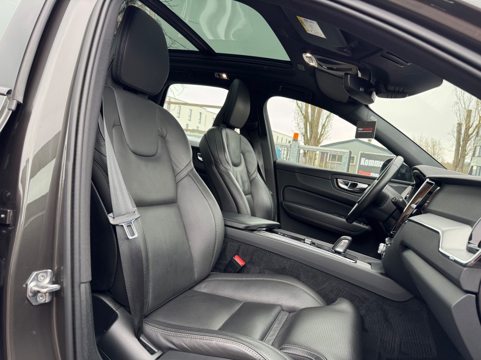 Volvo XC60 R Design AWD - Samsaru's Car Outlet