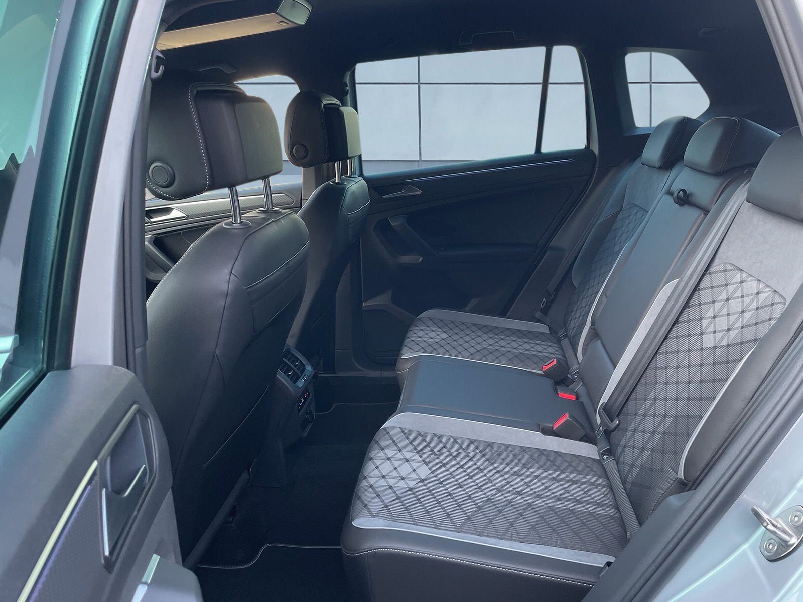 Volkswagen Tiguan R-Line 2.0 TDI DSG 4Motion - Samsaru's Car Outlet