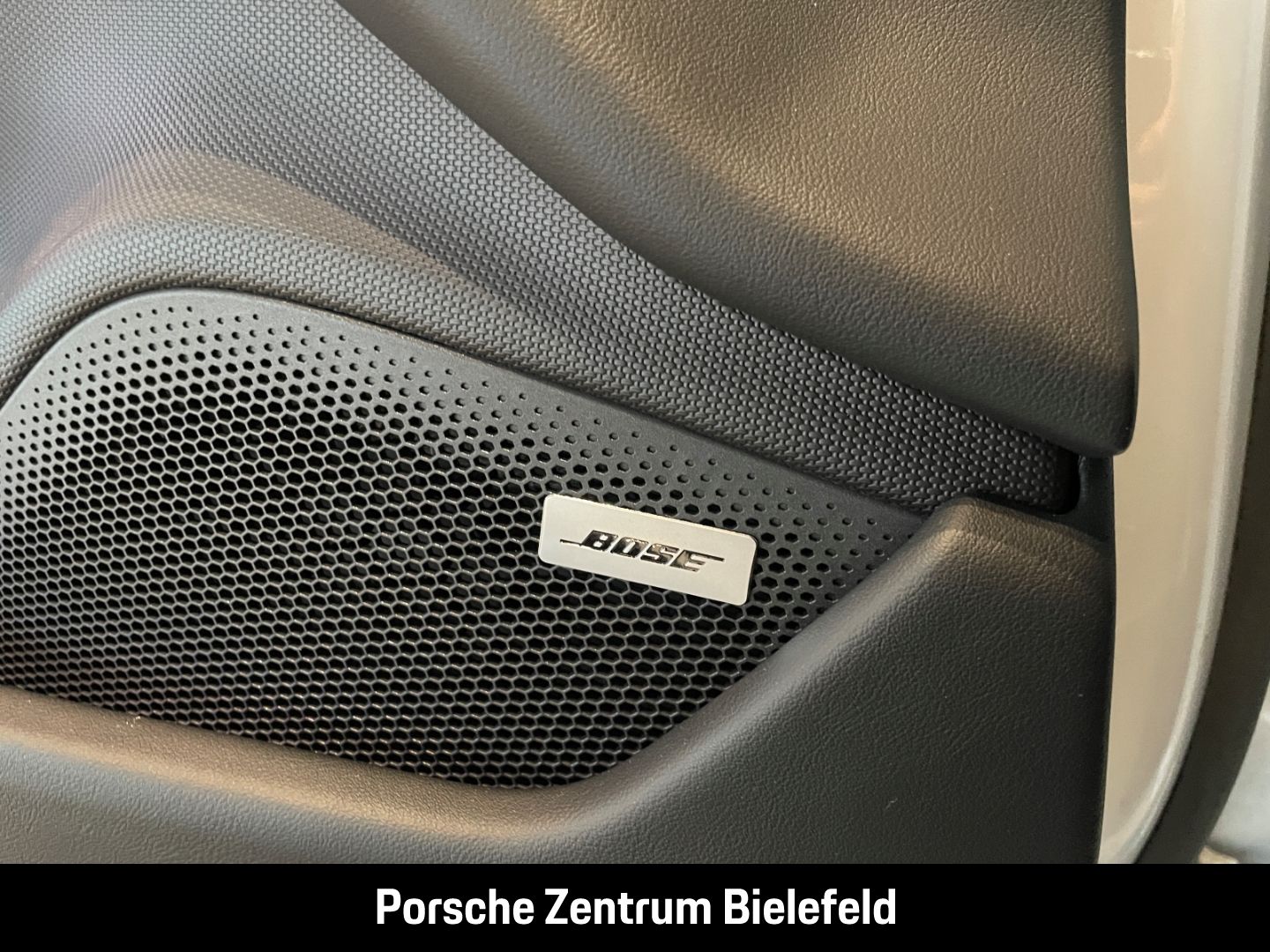 Porsche Taycan 4 Cross Turismo Panorama Surround-View